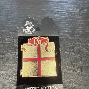 Winnie The Pooh -Limited Edition 2003 Holiday Pin